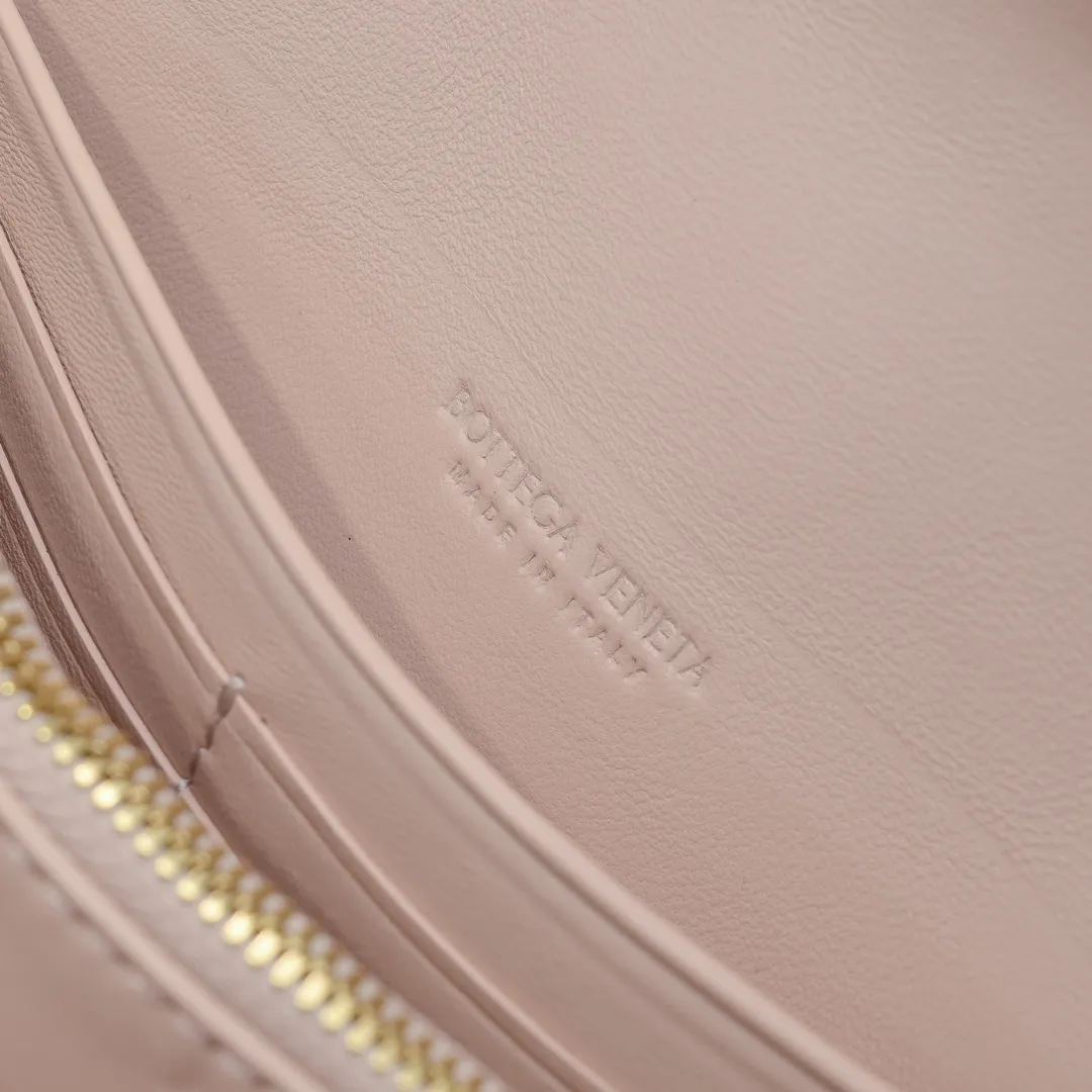 Batch 1160 BV Andiamo clutch wallet is super high-end🤎🤎How come the long clutch bag is so exquisite~ The braided style bag surface paired with all-copper hardware is really warm and high-end. The bag body is super light and can be grabbed easily! It can store a lot of small items and large mobile phones ~ very practical for daily use. Style number: 1504 Size: 19*11.5*3